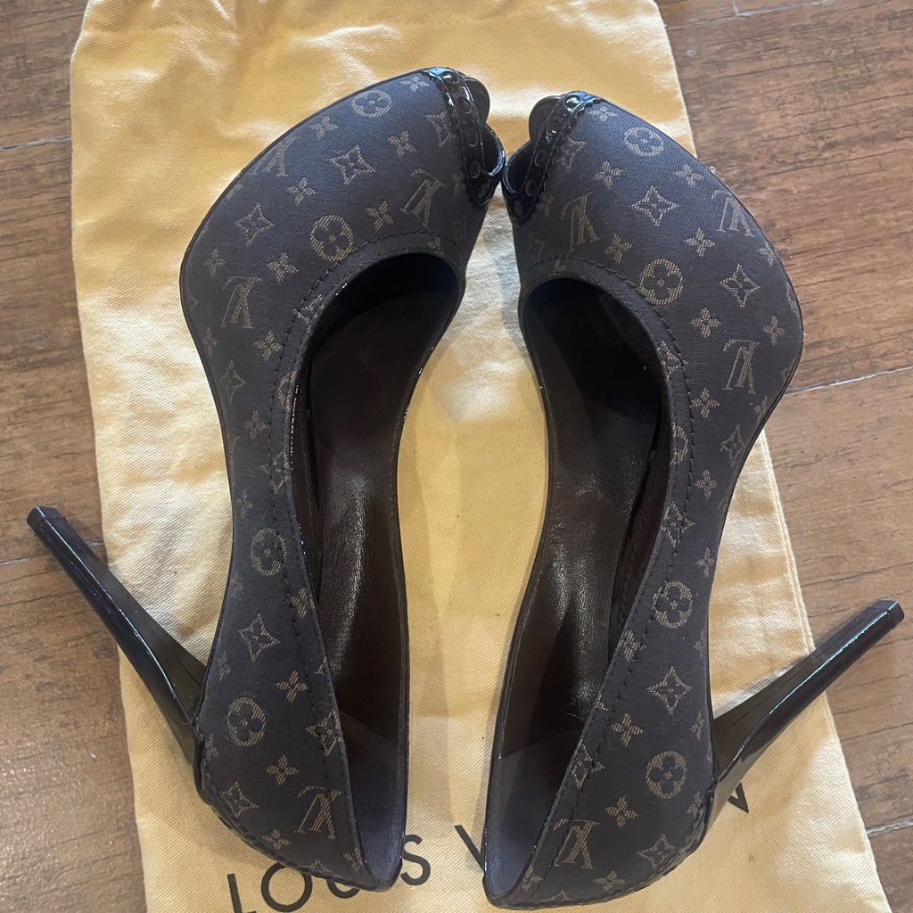 Louis Vuitton Dark Brown Monogram Heels With Lv Shoe Bag Size 38 (Us Size 8)